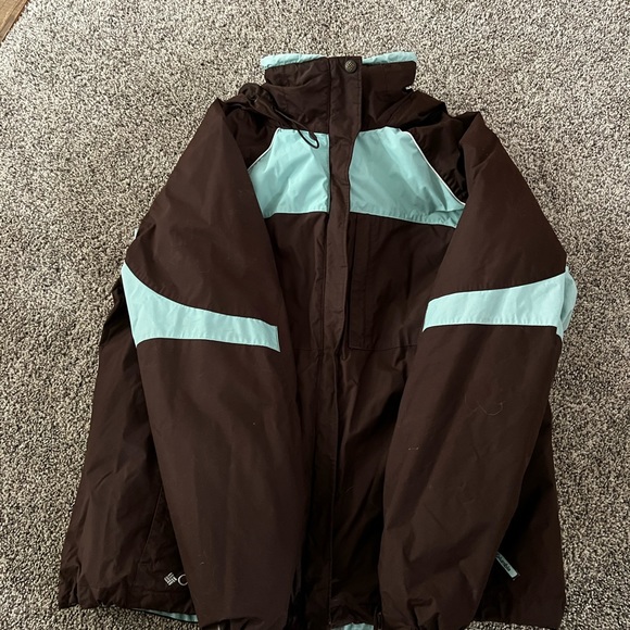 Carhart woman’s winter (ski) jacket with interchangeable zip out coat. - Picture 2 of 5